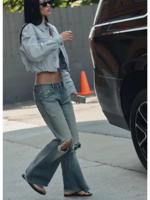 Zara jeans - Säljer min jeans från zara som trendar just nu. Aldrig använt har till o med prislappen kvar. Säljer pågrund av att deme för små för mig. Har vanligtvist 38 men dessa satt tyvärr för tajta. Hade passat någon me storlek 36
