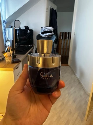Afnan Rare Reef extrait de parfum 99/100ml (inspirerad av LV pacific chill) - Toppnoter  Citron, Grapefrukt, Apelsin, Björnbär, Koriander, mynt  Mellannoter  Aprikos, Ros, Basilika, violblad  Basnoterna  Amberwood, Musk Ambrette, Fikon, Dadlar. OBS! Original förpackning saknas!