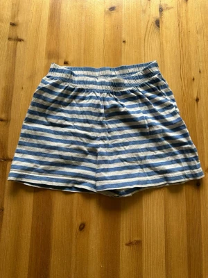 Barnshorts - Randiga shorts för barn