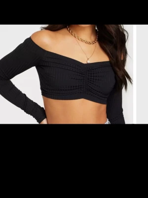 Svart croppad offshoulder topp - Svart ribbad croppad topp från NLY One. 
