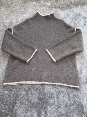 Zara polo tröja - Snygg men basic polo tröja från Zara. Jag har haft på mig den en gång annars är den helt orörd🩶