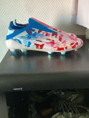 Adidas X bape f50 elite fotbollsskor - Elites. Helt nya. Köpta på kh kicks som är en hemsida från uk. Storlek 43 1/3. Jag har ingen påse eller låda till. 