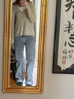 Hope Jeans - Säljer dessa hope jeans i modellen rush som är i väldigt bra skick förutom lite slitningar vid hälarna men det är inget som märks när man använder dom. Storleken är 28 o skulle säga att de motsvarar en xs/s och är unisex. Jag själv är 164 och dom är lite längre på mig men är snygga att vika upp om man är lite kortare😚 Nypris var 1800