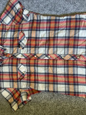 Lee skjorta  - Hej! Säljer nu en unik button-down piké från lee då den har blivit för liten. Den är gjort i ett väldigt luftigt material som gör att den ä ryker perfekt för en varm sommar dag. Tveka inte på att höra av dig vid intresse🙌🙌