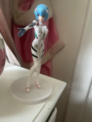 Rei ayanami anime figurin🩵 - ❗️BOOTLEG❗️Jätte fin Rei ayanami figurin. Den är bootleg men den är rätt så bra kvalité för en bootleg!  