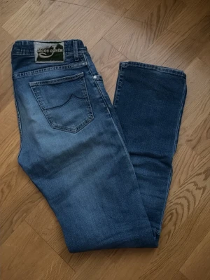 Jacob Cohen - Snygga blå jeans från Jacob Cohen, cow patch där back och en schysst J detalj på höger framficka. Dem är helt nya och säljs för super pris för någon som behöver ett par grymma jeans till sommaren. Size 32 och modellen är 688 och är helt nya, nypris 3000+ ungefär.