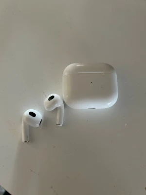 Airpods gen 3 - använda fåtal gånger, ljudet funkar jätte bra och batteriet håller i flera timmar! säljer då jag har köpt nya, inget fel på dessa!