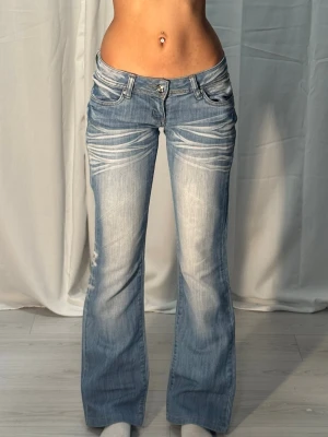 Lågmidjade bootcut jeans  - Midjemått: 36cm. Gren: 17cm. Innerbenslängd: 77cm. (Storlek 27.) Kolla in min profil, följ för fler plagg🙌10216