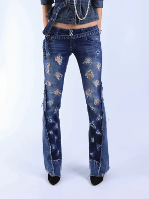 Lågmidjade bootcut jeans med massa slitningar och hål - Jättefina och unika lågmidjade jeans med slitningar och massa hål. Jeansen är bootcut och har fina detaljer.   - Storlek: S - Midjemått: 39,5 cm (stretchiga) - Innerbenslängd: 88 cm - Ytterbenslängd: 103 cm - Modellen är 175 cm lång för referens  Jeansen är i jättebra skick och har inga defekter (vad vi märkt)!!  Vid frågor eller funderingar - tveka inte att höra av dig🪽