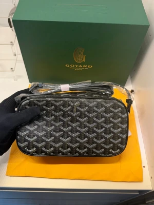 Goyardt Cap-Vert PM väska -  Vad som ingår (Fullset): * Originalkvitto (inköpsbevis) * Originalkartong (box) * Gul dustbag * Grön  shoppingpåse Väskan skickas spårbart och försäkrat, eller kan hämtas upp enligt överenskommelse. Inga byten är av intresse. Skriv gärna om du har några frågor eller vill ha fler specifika bilder! 