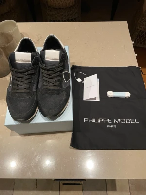 Philippe Model sneakers - Riktigt goa dojjor från Philippe Model som är i bra skick, de e köpta för ett år sedan ungefär och inte använda mycket sen dess. Storlek 42 passar 42/43. Box, tags, påse och ett par skosnören medföljer. Hör av er vid frågor eller funderingar!💯