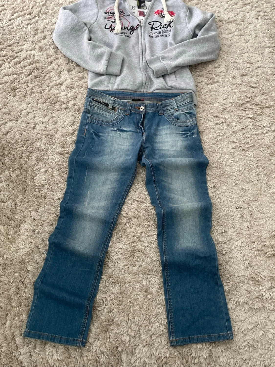 Blå slitna jeans med raka ben