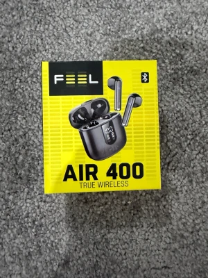 FEEL Air 400 True Wireless hörlurar - FEEL Air 400 True Wireless in-ear hörlurar med svart laddningsetui och LED-display. Bluetooth 5.3, touchkontroll och ENC för samtal. Upp till 30 timmars batteritid med laddningsetui. USB-C laddning och 13mm drivers för kraftfullt ljud.