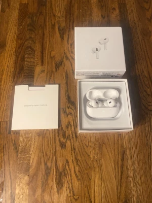 Apple AirPods Pro  - Säljer ett par vita Apple AirPods Pro med trådlöst laddningsetui. Snygg och stilren design med korta stjälkar och silikonproppar för bra passform. Kommer i originalförpackning med tillbehör. Perfekta för musik, samtal och träning.