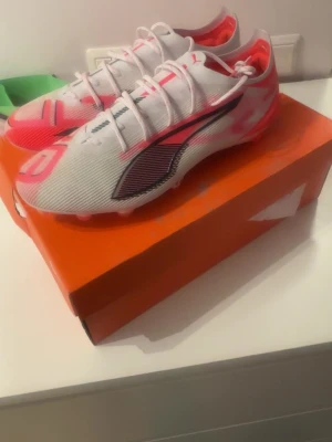Puma Ultra 5 Ultimate  - Säljer ett par Puma Ultra 5 Ultimate fotbollsskor i mycket fint skick. Skorna är lätta, bekväma och passar perfekt för spelare som vill ha bra fart och känsla med bollen. Andvänd bara 2 gånger 