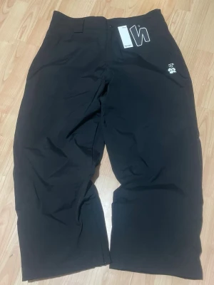 Harlaut apparel ski pants  - •Storlek s •passar mig som är 170  •skickas inom 12h • finns inte att köpa på hemsidan • pris kan diskuteras 