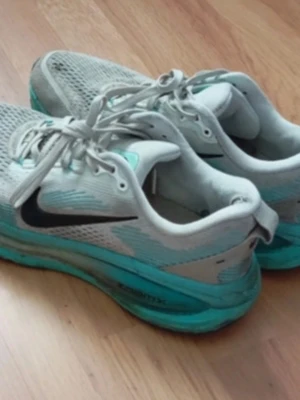 Nike Vomero 18 - .Löparskor med snörning. Skorna har en ovandel i mesh och en sula med ZoomX-dämpning. Nypris: 1412 kr Nike Vomero 18