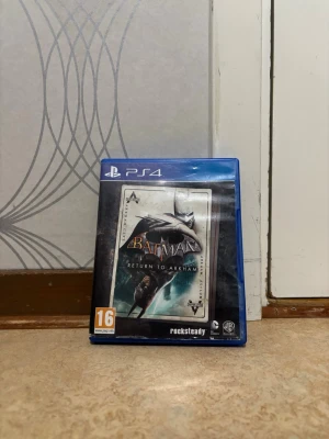 Batman: Return to Arkham PS4 spel - Säljer Batman: Return to Arkham till PS4. Perfekt för dig som gillar action och superhjältar. 