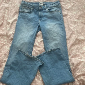 Bootcut jeans  - Jättefina low waist jeans med boot cut. Finns lite slitningar där nere. Använda max 5 gånger. Storlek M.