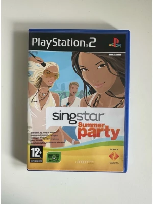 Singstar Summer Party - PS2 spel - Populära Singstar Summer Party till PlayStation för alla karaoke-älskare, bästa party-spelet! Innehåller 30 originallåtar och musikvideor. Härliga låtar från artister som Adele, Blur, Amy Winehouse, Vlondie, David Bowie, Rihanna, Wham! och Sugababes. Se fullständig låtlista bland bilderna. Bästa spelet på festen eller när man själv behöver ladda batterierna i jobbpausen hemma. Nypris 399:-. Mycket gott skick!