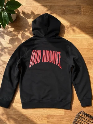 Riktigt Snygg Good Riddance Hoodie  - Riktigt Snygg Good Riddance Hoodie, helt ny i skick, mjuk och skön i passform, storlek: S!