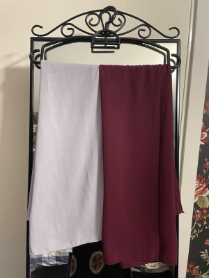 Medina Silk ? Hijab - Säljer två slöjor i mycket fint material som liknar Medina Silk väldigt mycket, men är osäker på om det verkligen är det. Tyget är ogenomskinligt, tungt, mjukt och matt. Dessa kommer i de populära färgerna burgundy/vinröd och ljusgrått. Slöjorna har använts ett par gånger och är i mycket bra skick.   Längd: ca 185 cm Bredd: ca 70 cm  1 för 70 kr, 2 för 120 kr.