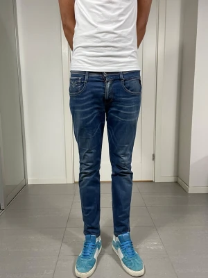 Replay Anbass Jeans  - Säljer nu dessa Replay Anbass Jeans W29 o L32 med mått ca 37 o 97 cm, skriv för fler bilder/frågor🙌🏼 