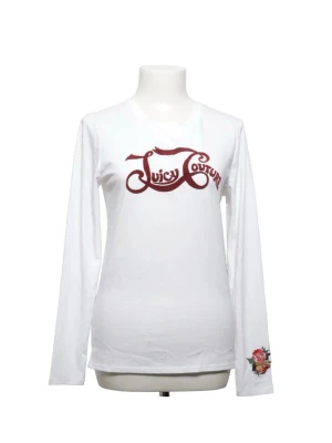 Vit långärmad Juicy Couture t-shirt - Vit långärmad t-shirt från Juicy Couture med röd logga framtill och en liten broderad blomdetalj på ena ärmen. Tillverkad i mjuk bomull och har en klassisk passform med v-ringad hals. Perfekt för dig som gillar stilrena plagg med en twist.
