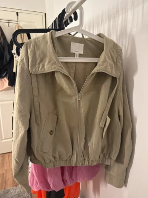 Khaki bomberjacka  - Bomberjacka från H&M i linné material. Khaki färg och snygga knappar. Slutsåld och säljs inte längre online. Skriv för bilder på!