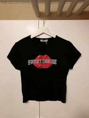 Svart t-shirt/crop top - Svart t-shirt/ crop top. Ny och oanvänd. Från NewYorker nypris: 89kr