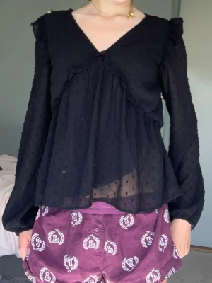 Festblus - Svart festblus med prickar från Gina Tricot. Storlek 170, passar xs-s.