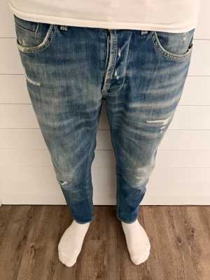 Dondup George jeans herr - Hej! Säljer ett par dondup George! Storlek 34, skick 9/10, med ett par rikigt feta feta slitningar