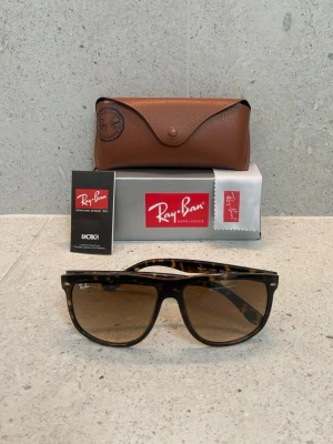 Ray-Ban Boyfriend - Tjena! Säljer nu dessa riktigt feta Ray-Ban Boyfriend. De är i storlek ”60” och är i en snygg brun leopard färg. Funkar perfekt nu under sommaren och vid frågor eller funderingar är det bara att höra av sig!🕶️☀️