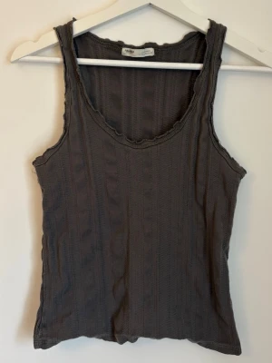 Grönt räfflat linne - Ett grönt, räfflat linne från Pull&Bear! Använt fåtal gånger, mycket mindre skrynkligt väl på!