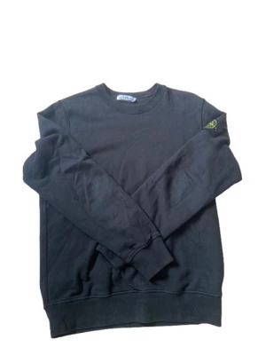 Svart sweatshirt från Stone Island - Tja! Säljer nu min svarta Stone Island tröja. Den är köpt i en Stone Island butik. Den är använd fåtal gånger och har inga tecken på användning. Nypris brukar ligga på 2300+. De är en storlek L men passar M utan problem. Bara och höra av sig vid fler frågor.👑🤩