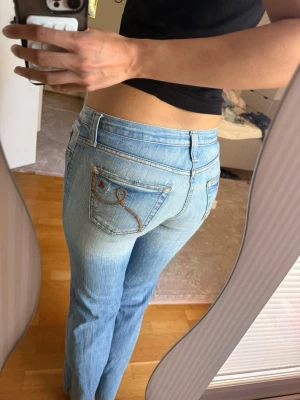 Ljusblå lågmidjade bootcut jeans med brodyr - Replay jeans med lågmidja och bootcut modell💖