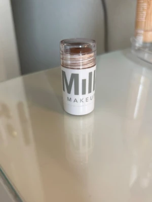 Milk bronzer stick - Milk Makeup bronzer stick i färgen BLAZE