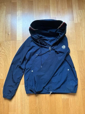Marinblå vind-regnjacka från Moncler - Bra regnjacka inför hösten, Nfc tag funkar och är i bra form.