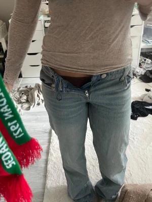 Ljusblå raka jeans - Säljer ett par ljusblå jeans med rak passform och klassisk femficksdesign. Jeansen har låg midja, dragkedjegylf och knapp. Materialet är denim i bomull och färgen är tvättad ljusblå. Perfekta för en avslappnad och trendig look. använda ca 1 gång i 1h men föll inte mig i smaken. köpt för 399kr