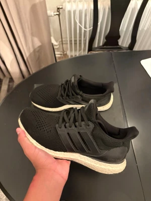 Svarta Adidas Ultraboost sneakers - Säljer ett par svarta ultraboost skor, dom är 100% legit köpta från sneak.se. 