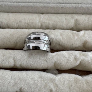 Silver ring ( rostfria) - Massa nya ringar i lager!! Ringarna är silver, guldpläterade och är justerbara vilket innebär att de passar alla! Skötselråd medföljer! Kontakta vid intresse av köp! 💓