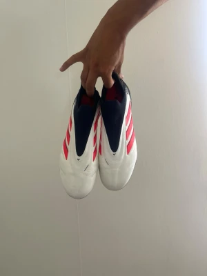 Adidas Copa vita fotbollsskor - Säljer Adidas copa fotbollsskor bra skick knappast använda storlek 44