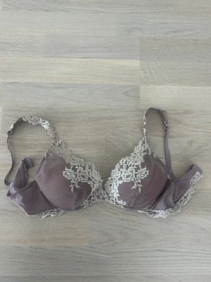Intimissimi bh i storlek 85B - Jätte fin bh från Intimissimi i storlek 85B💞 den har lite push up, i sparsamt använt skick  Priset går såklart att diskuteras💞