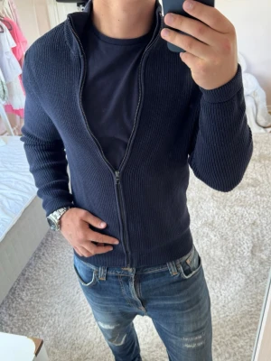 Massimo Dutti fullzip -  Massimo Dutti | skick 9/10 | Storlek M | Pris - 399kr | Modellen är ca 180cm lång | Hör av dig vid minsta fråga eller fundering!!