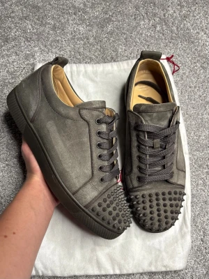 Christian Louboutin Skor - Christian Louboutin Skor| Storlek: 42 passar 43| Skick: 9/10 helt flawless!| Självklart äkta| Vad ingår? Dustbag!| Pris: 2999kr| Priset går alltid att diskutera😊|