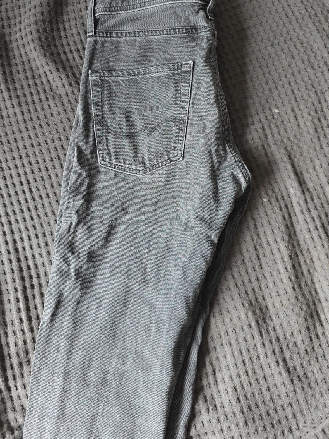 Grå raka jeans från jack and jones - 1