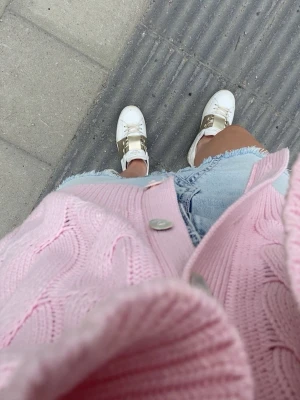 Vita sneakers Valentino - Säljer ett par super snygga valentino skor i strlk 38 säljer då dom tyvärr är för stor för mig. Jättesnygga med en gullig detalj💛