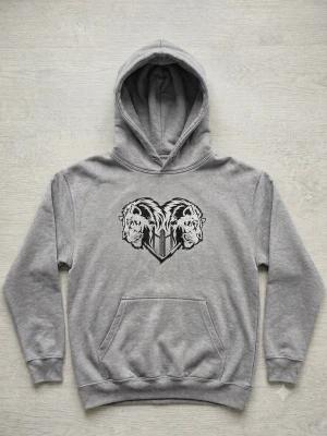 Grå hoodie med lejontryck - Snygg grå hoodie från Sport Company i mjuk fleece. Framtill finns ett coolt tryck med två lejonhuvuden och en stor magficka. Klassisk huva med dragsko och ribbade muddar vid ärmar och nederkant. Perfekt för dig som gillar streetwear och vill sticka ut.