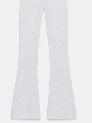 Gråa utsvängda mjukisbyxor - Snygga ljusgrå mjukisbyxor med utsvängda ben och hög midja. Byxorna är i mjukt och stretchigt material som sitter skönt på kroppen. Perfekta för en chill och trendig look.