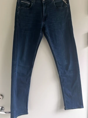 Replay Grover jeans - Ett par mörkblå replayjeans, i moden grover med midjestorlek 29 och längd 30. Riktigt snygga och passar perfekt till nästan allt.